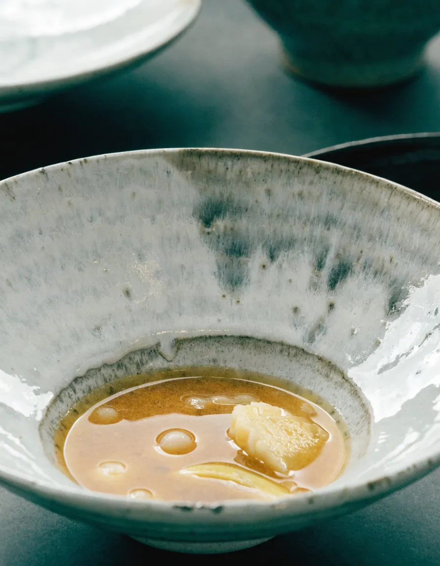 Assiette creuse en grès, émail bleu-gris, large aile