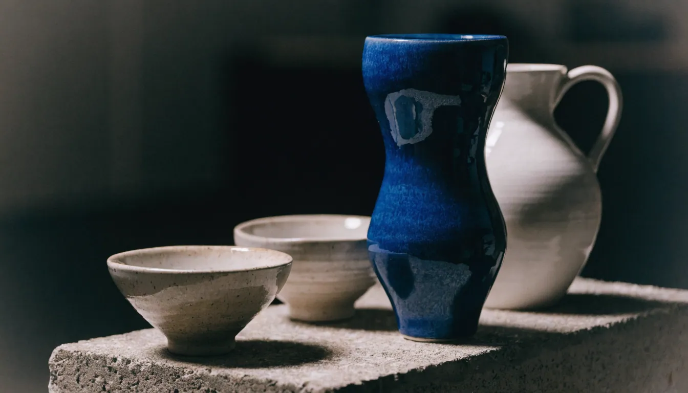 Nature morte de plusieurs pièces de grès réunies