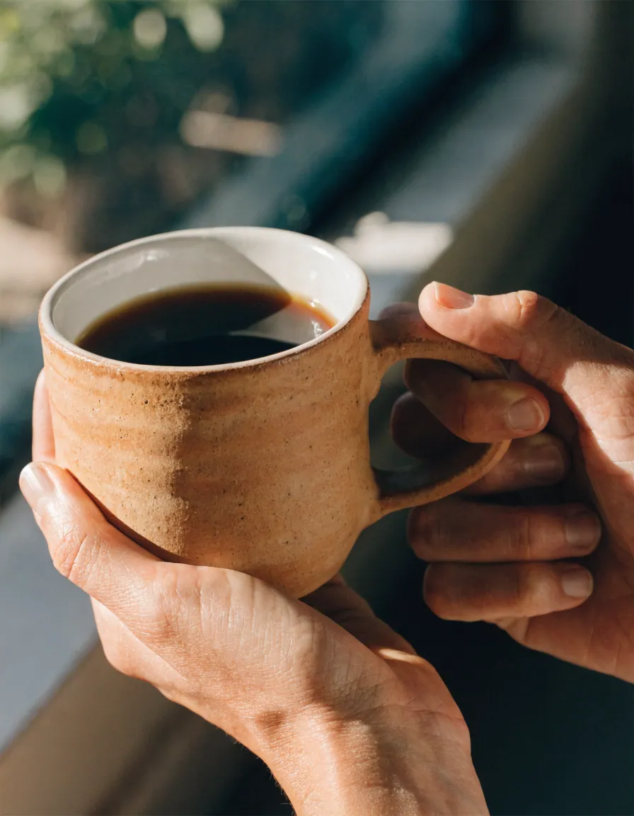 Tasse en grès clair avec une anse pleine