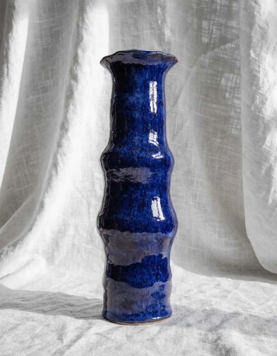 Vase haut en grès sous un émail bleu de cobalt dense